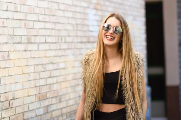 Menina loira feliz sorrindo no fundo urbano — Fotografia de Stock