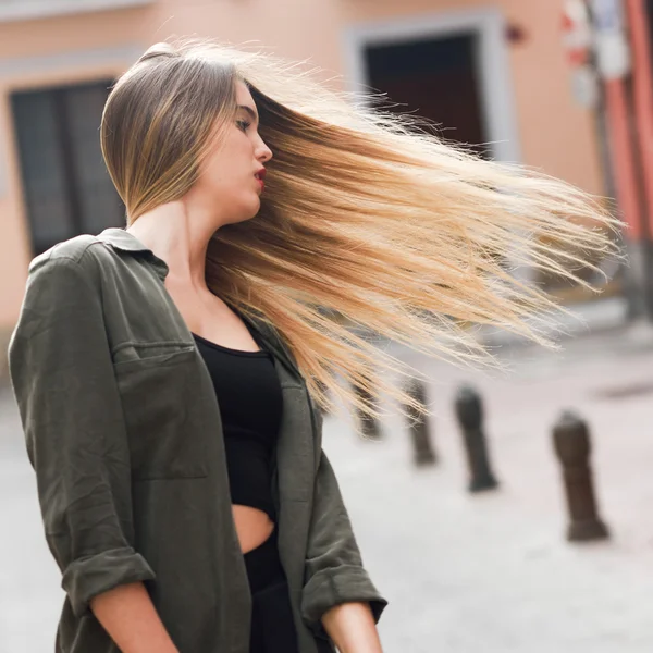 Блондинка двигает своими удивительными длинными волосами — стоковое фото