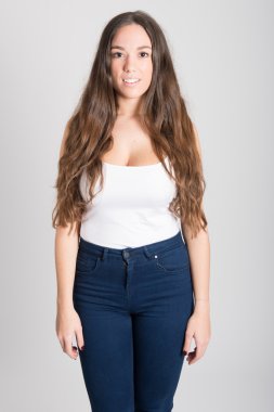 Uzun saçlı beyaz t-shirt ve kot giyen kadın