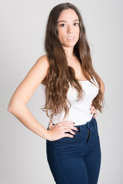 Mujer de pelo largo con camiseta blanca y vaqueros azules — Foto de Stock