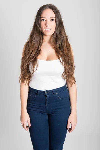 Mujer de pelo largo con camiseta blanca y vaqueros azules — Foto de Stock