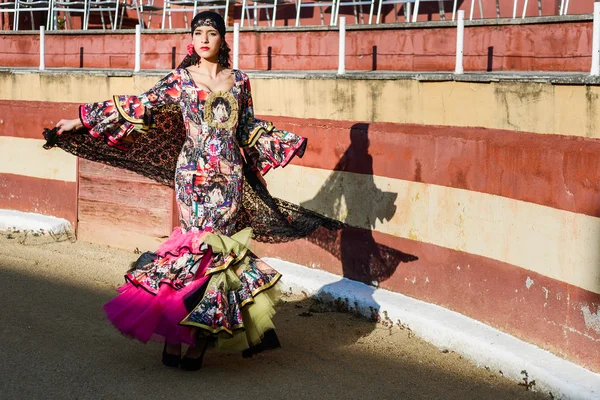 Mujer, modelo de moda, con un vestido en una plaza de toros — Foto de Stock