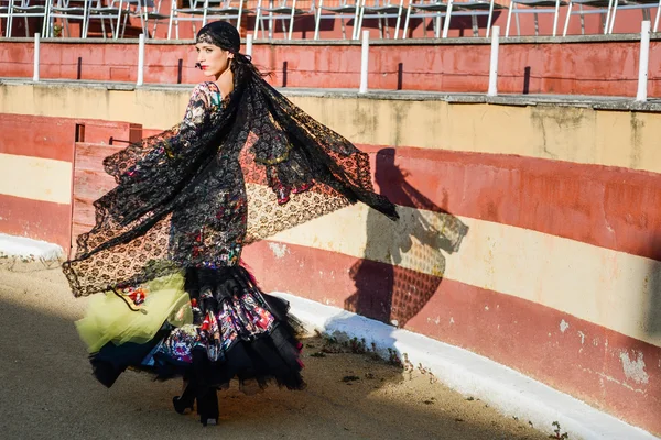 女人，时尚，模型在斗牛场中穿了 — 图库照片