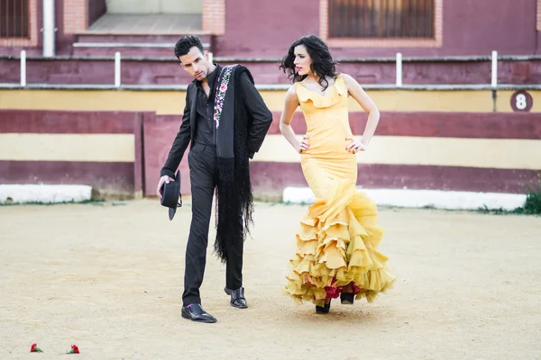 Couple, models of fashion, in a bullring — Stock Photo, Image