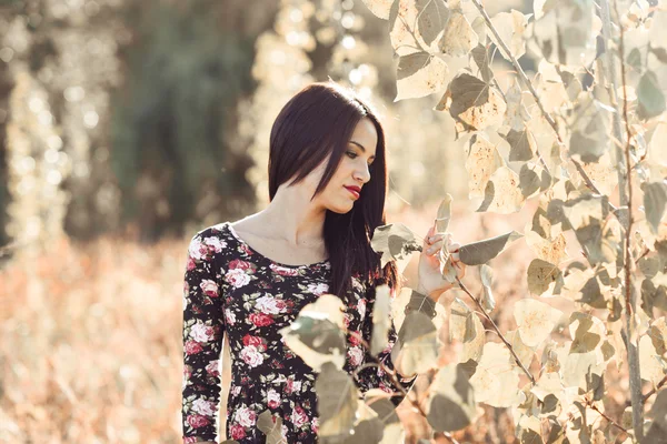 Mujer joven con ojos verdes usando ropa casual — Foto de Stock