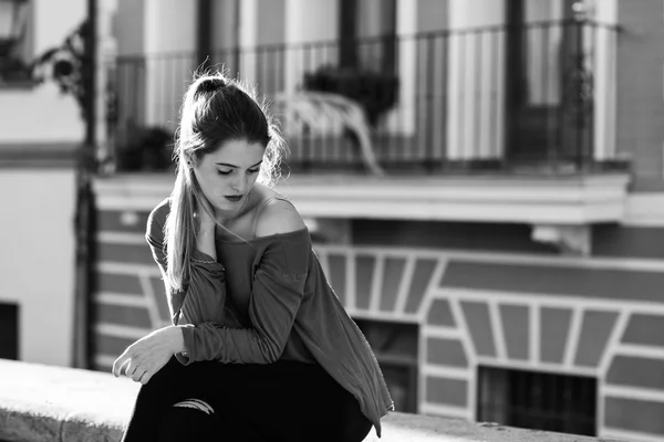 Felice ragazza bionda in background urbano — Foto Stock