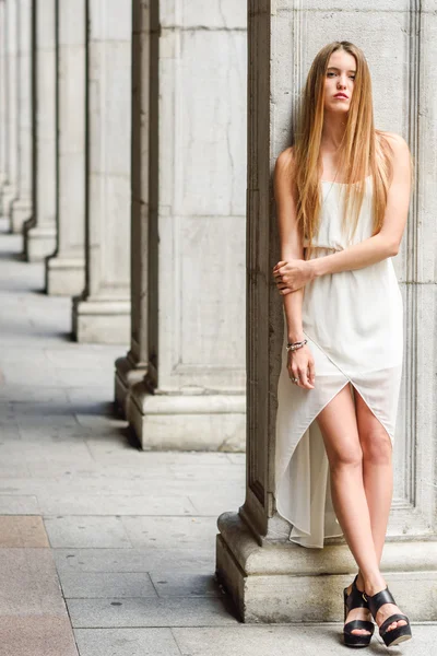 Prachtige blond meisje in stedelijke achtergrond — Stockfoto