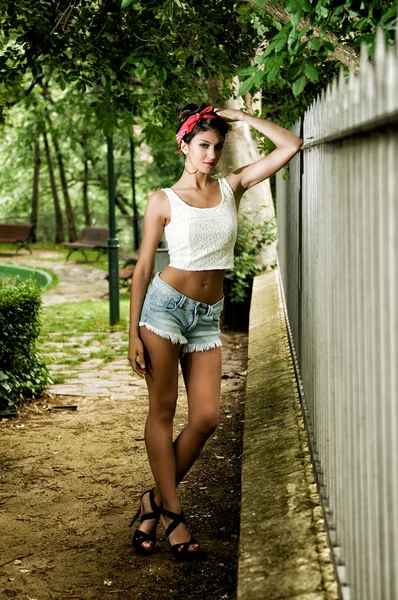 Pin-up girl. Style américain, dans un jardin — Photo