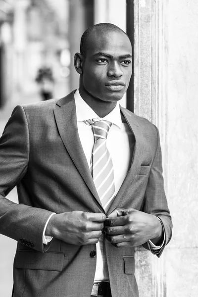 Handsome black man wearing suit in urban background — Stock Photo, Image