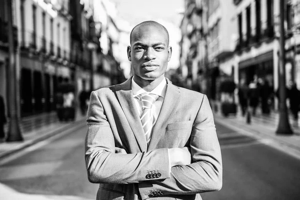 Handsome black man wearing suit in urban background — Stock Photo, Image