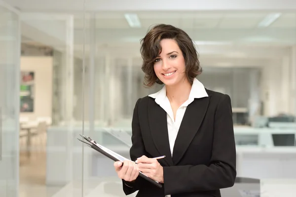 Mujer de negocios en el interior de la oficina moderna — Foto de Stock