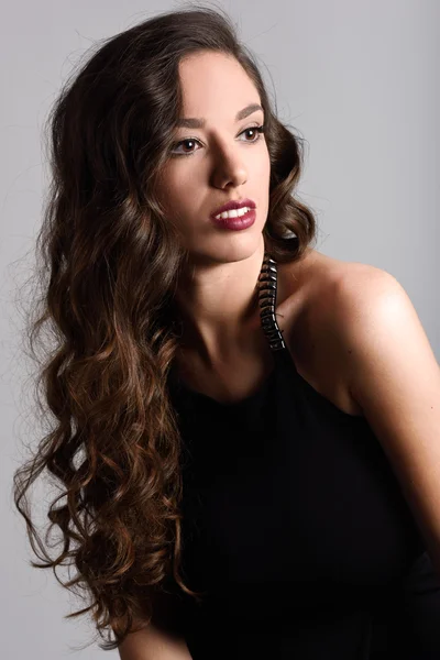 Brunette woman with long hair wearing black t-shirt — Stock Photo, Image