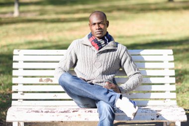 Kentsel arka planda rahat kıyafetler giyen siyah adam