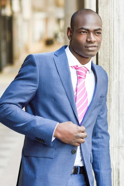 Handsome black man wearing suit in urban background — Stock Photo, Image