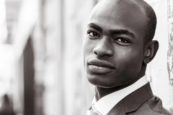 Handsome black man wearing suit in urban background — Stock Photo, Image