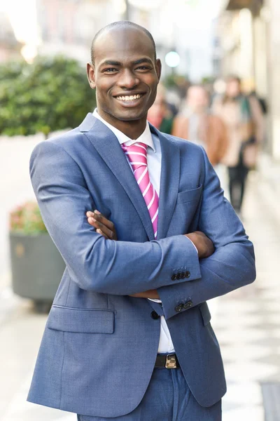 Όμορφος Μαύρος άνδρας φοράει κοστούμι στο αστικό παρασκήνιο — Φωτογραφία Αρχείου