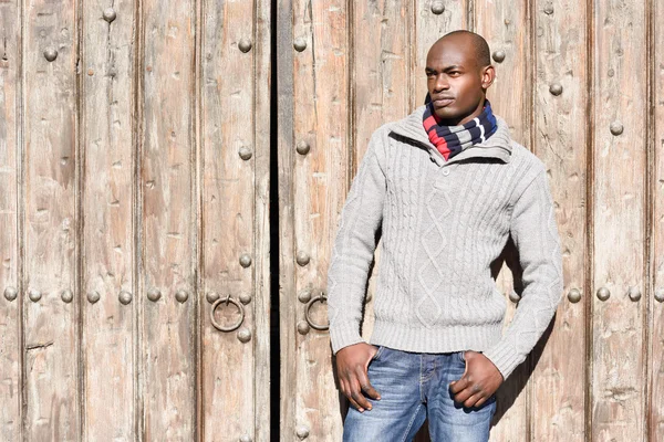Black man wearing casual clothes in urban background — Stock Photo, Image