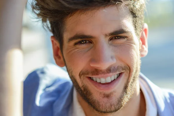 Homem bonito sorrindo — Fotografia de Stock