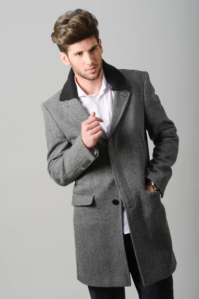 Przystojny mężczyzna sobie płaszcz — Zdjęcie stockowe