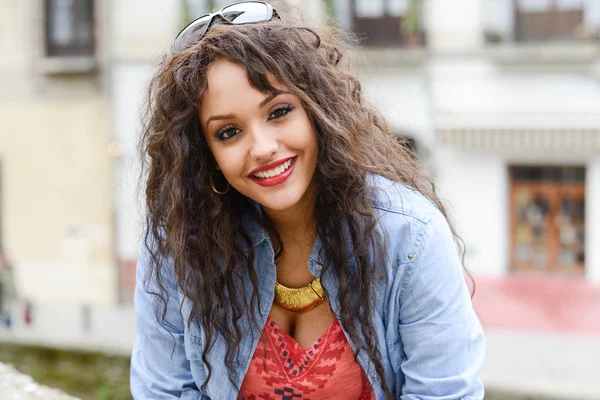 Aantrekkelijke gemengde vrouw in stedelijke achtergrond dragen casual kleden — Stockfoto