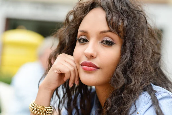 Attractive mixed woman in urban background wearing casual clothe — Stock Photo, Image