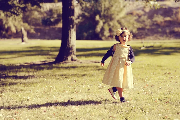 Çalışan ve parkta oynarken küçük kız — Stok fotoğraf