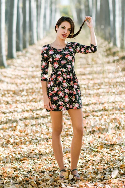 Mujer joven con ojos verdes usando ropa casual — Foto de Stock