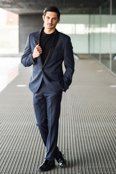 Handsome man, model of fashion, wearing modern suit. — Stock Photo, Image