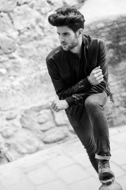 çekici genç yakışıklı adam, kentsel backgro moda model