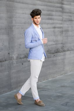 çekici genç yakışıklı adam, kentsel backgro moda model