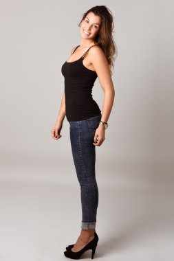 Rahat kıyafetler giyen kadın, moda, model