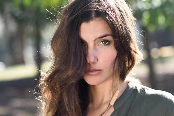 Beautiful woman in a urban park — Stock Photo, Image