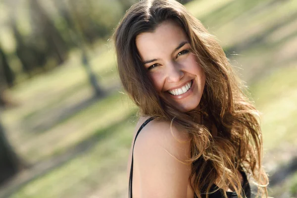 Mulher bonita sorrindo em um parque urbano — Fotografia de Stock