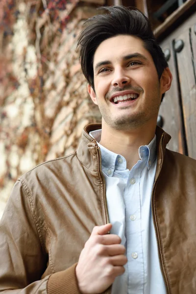 Atraente jovem bonito homem sorrindo — Fotografia de Stock