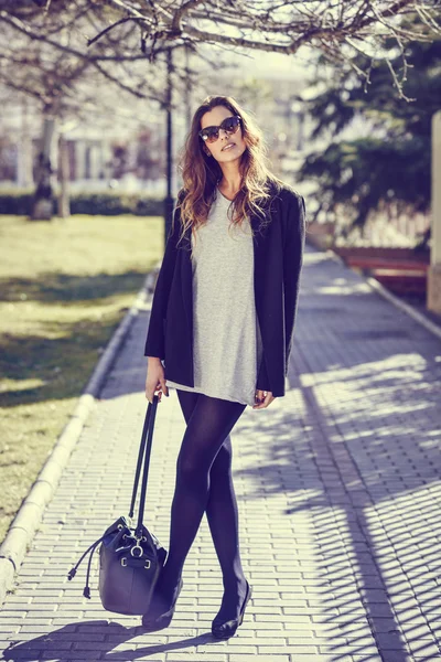 Woman wearing casual clothes in the street — Stock Photo, Image