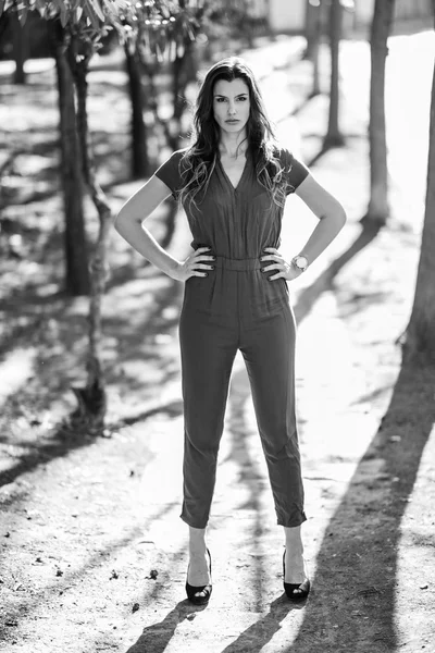 Femme portant des vêtements décontractés dans la rue — Photo