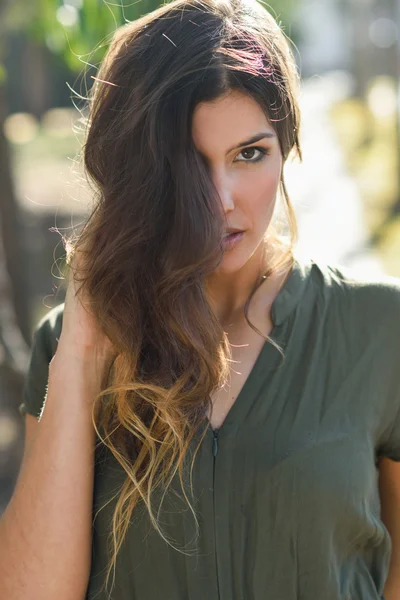 Mulher bonita sorrindo em um parque urbano — Fotografia de Stock