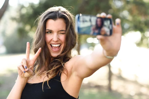 Vacker ung kvinna selfie i parken — Stockfoto