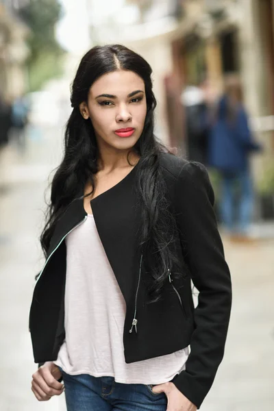 Hispanic young woman wearing casual clothes in urban background — Stock Photo, Image