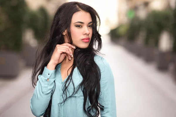 Hispanic young woman wearing casual clothes in urban background — Stock Photo, Image