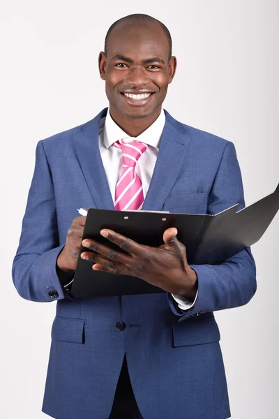 Negro hombre de negocios vistiendo traje y corbata sonriendo Imagen De Stock