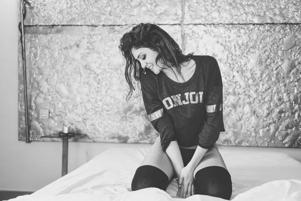 Сексуальная молодая женщина в нижнем белье позирует на кровати — стоковое фото