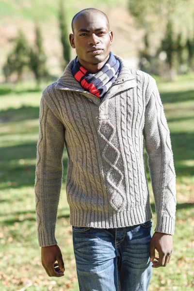 Black man wearing casual clothes in urban background — Stock Photo, Image