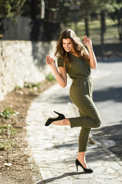 Mujer vestida con ropa casual en la calle — Foto de Stock