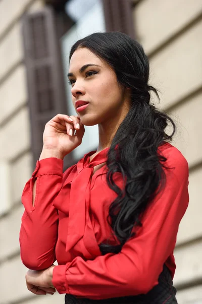 Hispanic stewardess in urban background — Stock Photo, Image