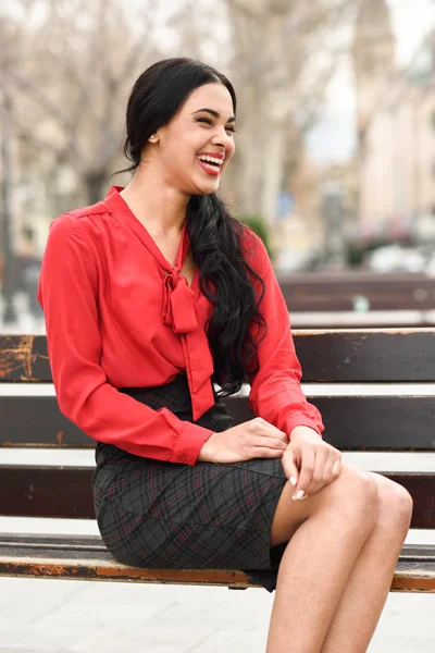 Hispanic stewardess in stedelijke achtergrond — Stockfoto