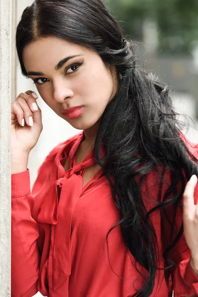 Hispanic stewardess in urban background — Stock Photo, Image