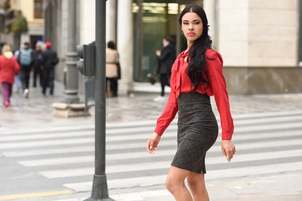 Hispanic stewardess in stedelijke achtergrond — Stockfoto