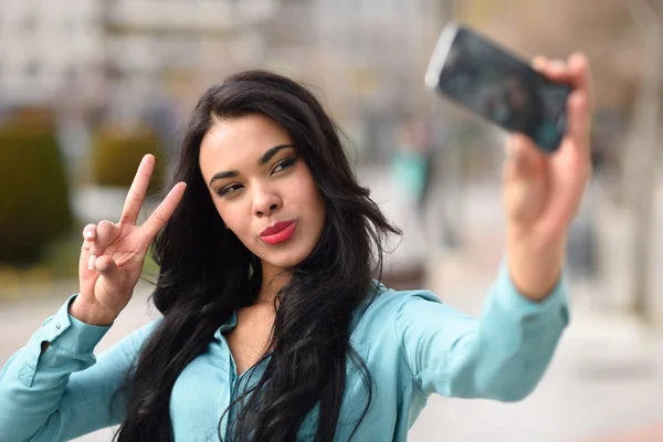 Mooie jonge vrouw selfie in het park — Stockfoto