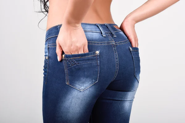 Mulher vestindo jeans azul com uma cintura bonita — Fotografia de Stock